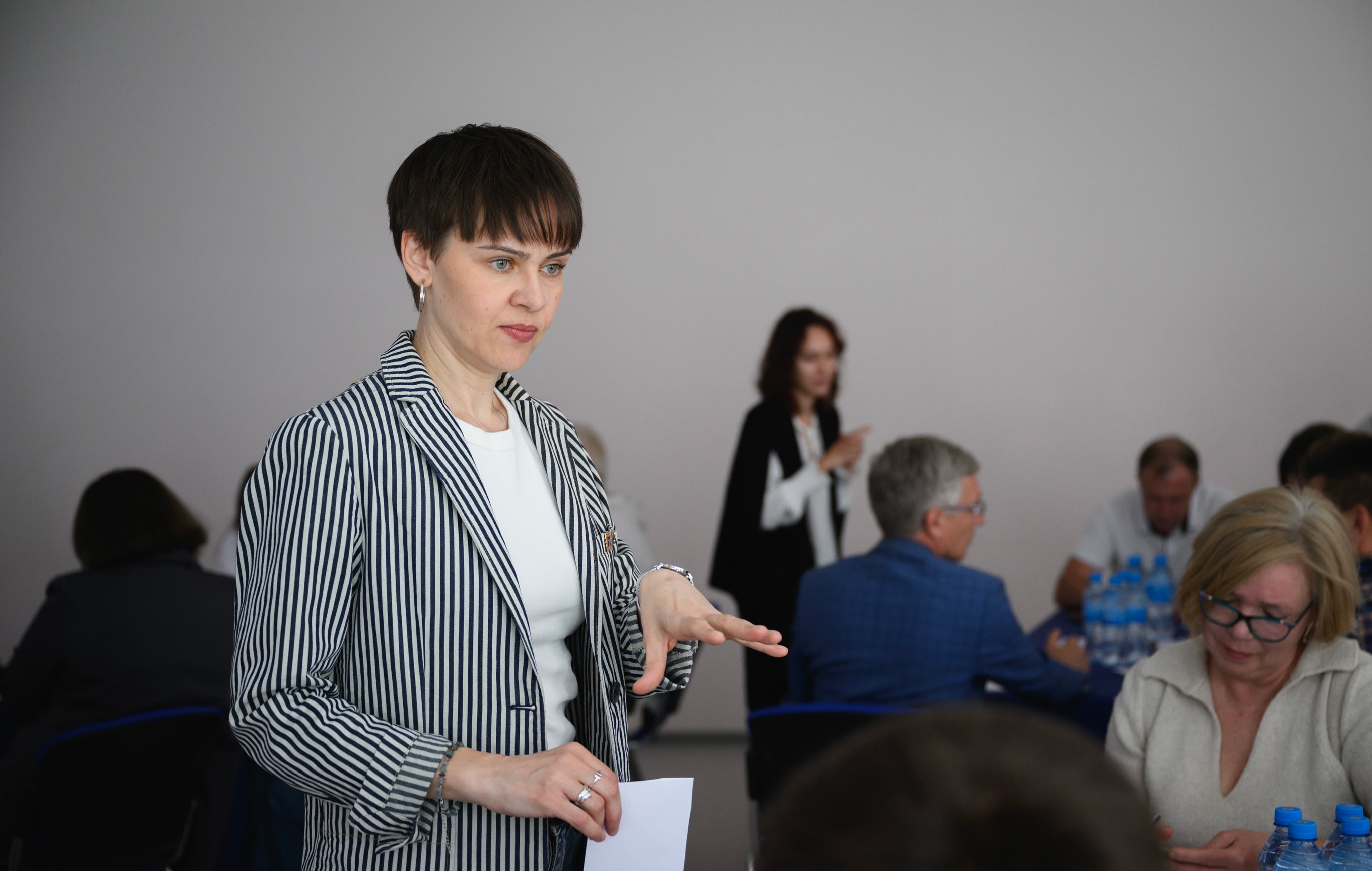 Спикер выступает перед участниками